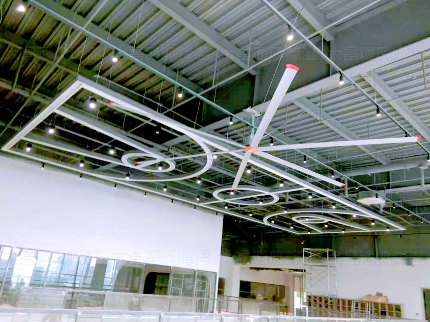 大型廠房通風(fēng)降溫什么設(shè)備好用？工業(yè)大風(fēng)扇如何？