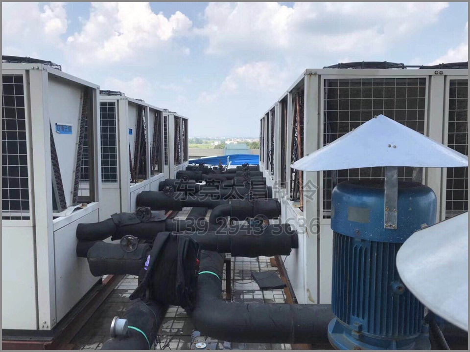 鳳崗某小區(qū)中央空調(diào)機組 鳳崗某小區(qū)中央空調(diào)機組