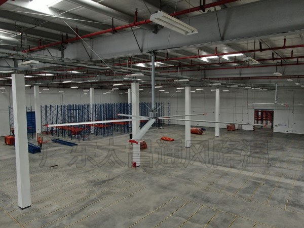 為什么廠房要安裝工業(yè)大風(fēng)扇通風(fēng)降溫呢？