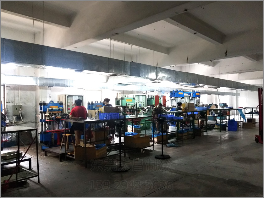 樟木頭吸盤廠車間降溫工程,環(huán)?？照{(diào),車間降溫,大型空調(diào),廠房降溫,潤東方環(huán)?？照{(diào)